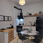 Apartment Stylish Center Serres