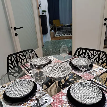 Stylish City Center Apartment - With Free Parking Space, 200M Away 公寓
