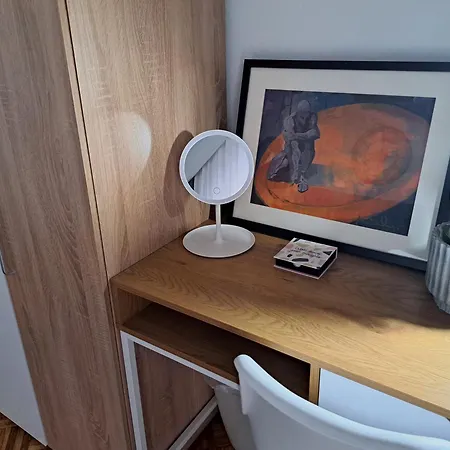 Stylish City Center Apartment - With Free Parking Space, 200M Away 公寓