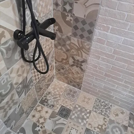 Stylish City Center Apartment - With Free Parking Space, 200M Away