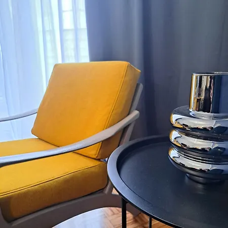 Stylish City Center Apartment - With Free Parking Space, 200M Away 公寓