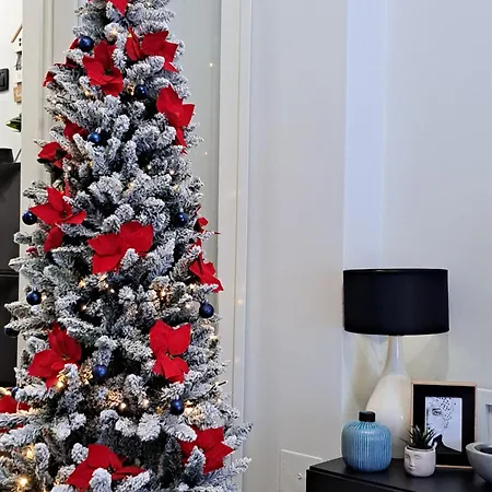 Stylish City Center Apartment - With Free Parking Space, 200M Away *