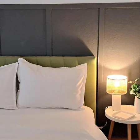 Stylish City Center Apartment - With Free Parking Space, 200M Away *