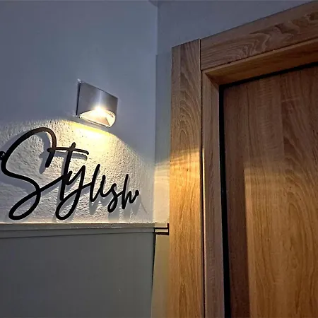 Stylish City Center Apartment - With Free Parking Space, 200M Away 塞雷